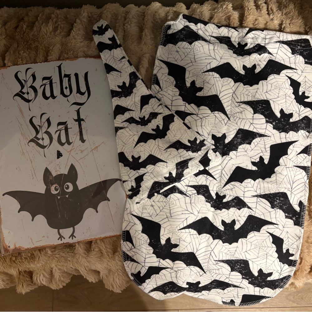 Newborn Black and White Bat Print Baby Sac with hat and Sign decor